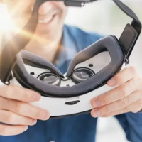 Vignette homme tenant casque VR dans ses mains