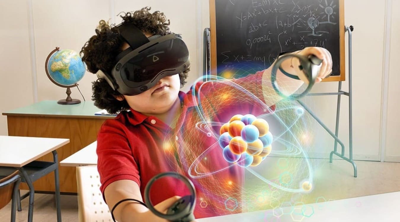 Enfant apprenant sciences avec casque VR