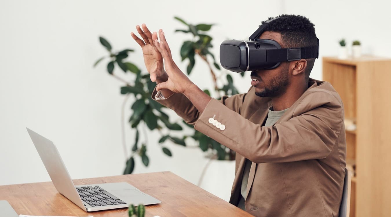 Femme utilisant casque et contrôleurs VR dans son salon