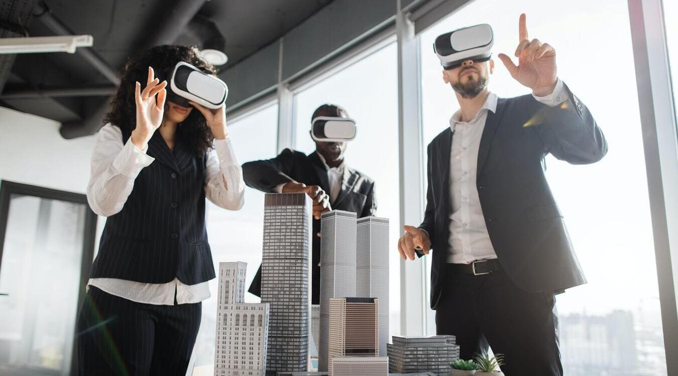 Rendez-vous immobilier autour d'une table avec une femme portant casque VR