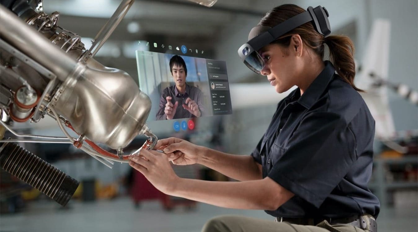 Femme travaillant sur machin en conférence via casque VR